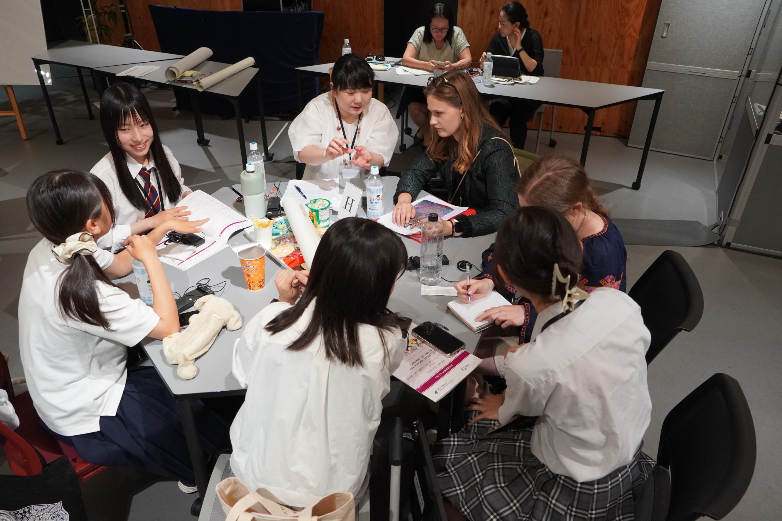 参加者に語りかけるマグウッド事務局長