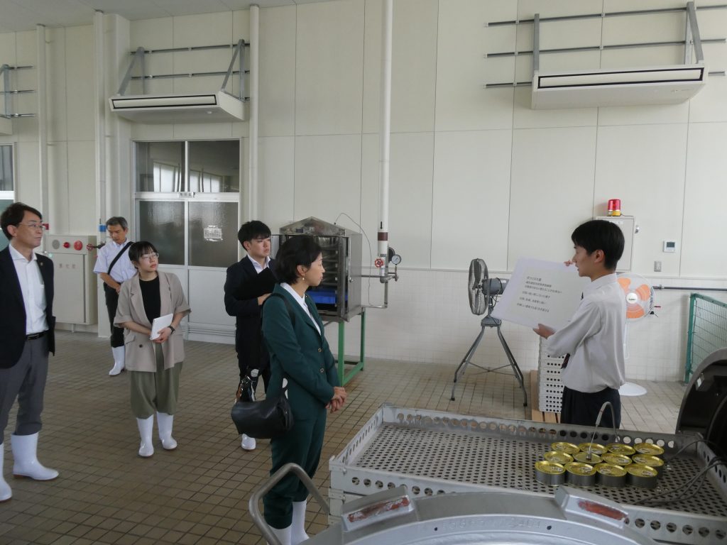 缶詰を前に工程を説明
